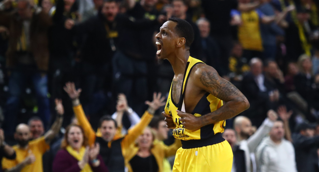 O Τζέιμς Νάναλι έκανε τα... πάντα για το πρώτο βήμα της πρόκρισης / Πηγή: Eurokinissi