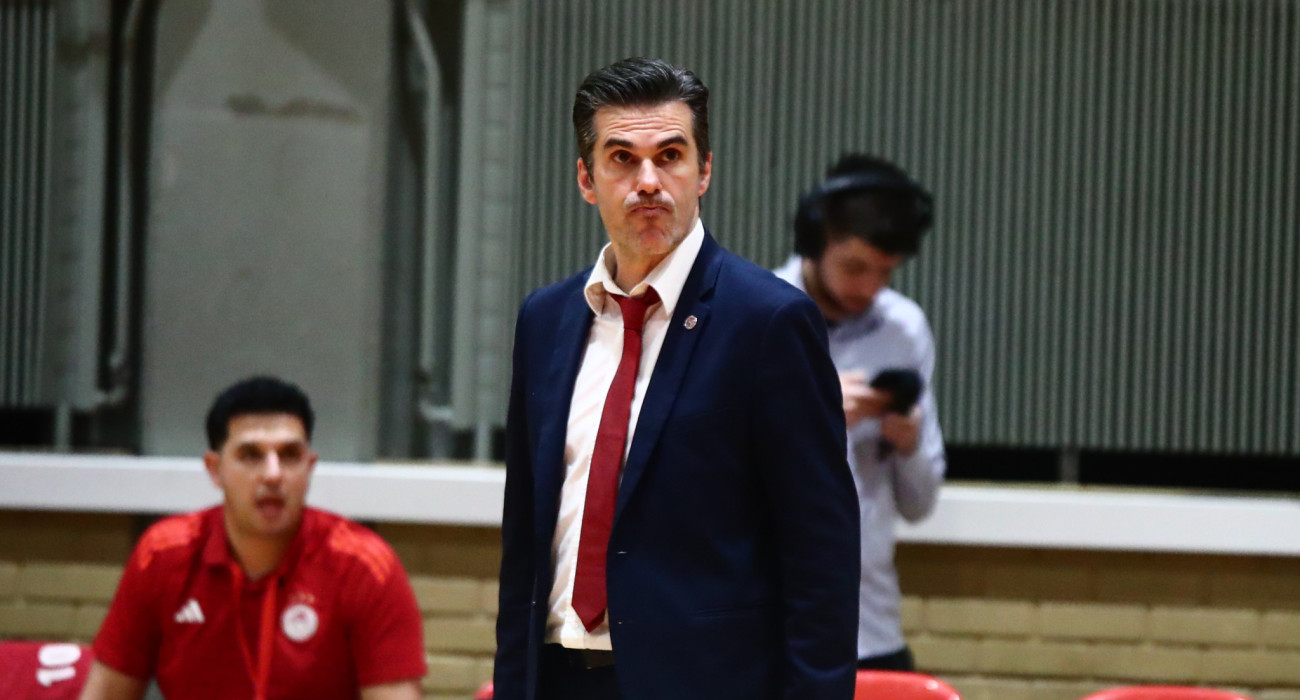 Ο Αντώνης Βουρδέρης στον πα΄γκο του Ολυμπιακού στον τρίτο ημιτελικό της Novibet Volley League / Πηγή: Eurokinissi