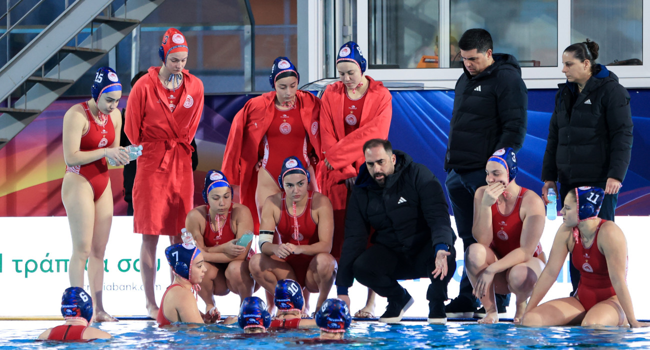 Ο Γιώργος Ντόσκας μιλά στην ομάδα του στον ημιτελικό του Κυπέλλου με τον ΠΑΟΚ / Πηγή: Eurokinissi