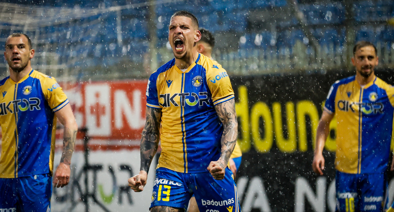 Παθιασμένοι οι ποδοσφσιριστές του Αστέρα AKTOR πανηγύρισαν σπουδαία νίκη σε βάρος της ΑΕΛ Novibet /Πηγή: Eurokinissi