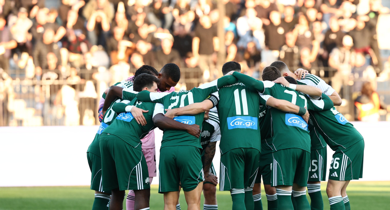 Οι παίκτες του Παναθηναϊκού στο καθιερωμένο «όρκο νίκης» πριν το ματς στην Τούμπα / Πηγή: Eurokinissi