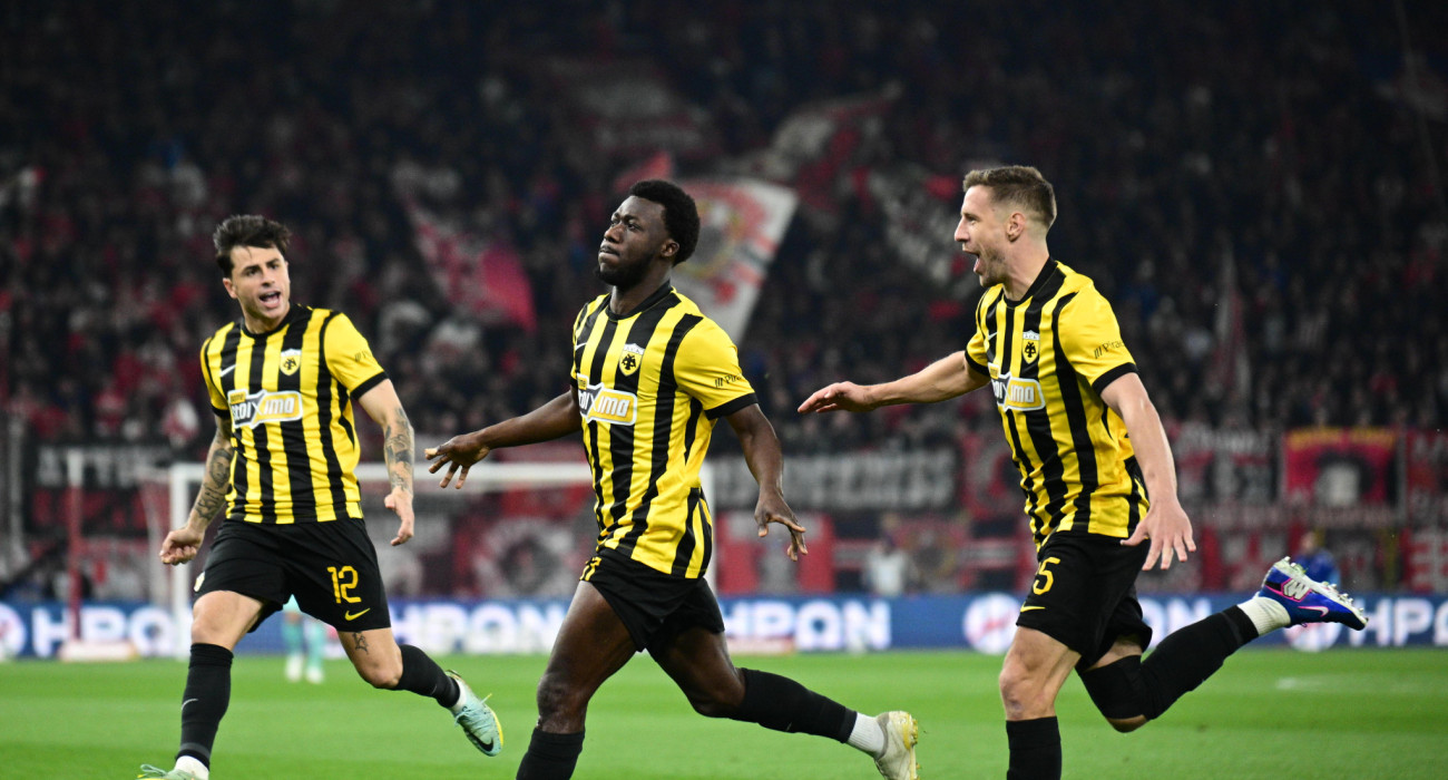 Κοϊτά, Ρότα και Βάργκα πανηγυρίζουν έξαλλα μετά το γκολ του πρώτου απέναντι στον Ολυμπιακό / Πηγή: Eurokinissi