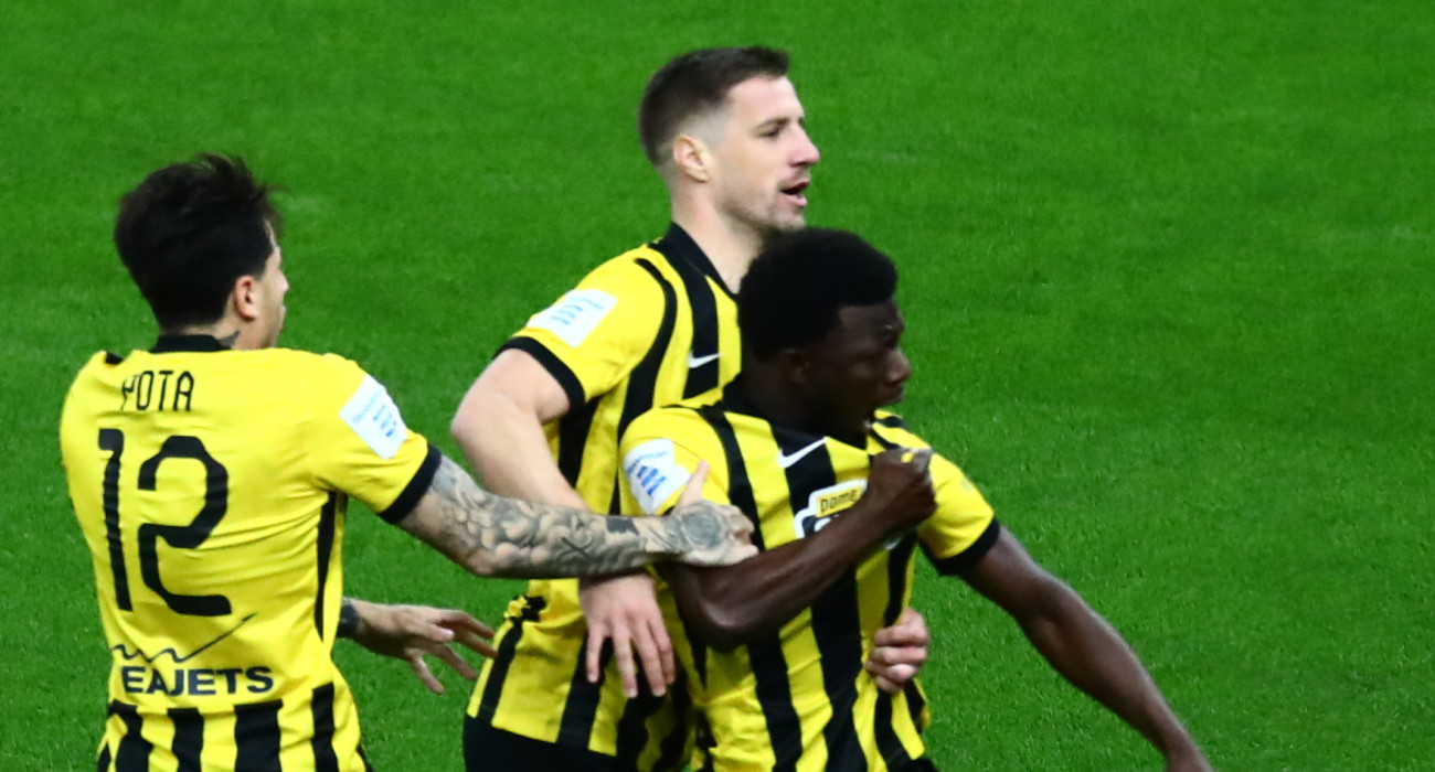 Ο Αμπουμπακαρί Κοϊτά πανηγυρίζει το 1-0 της ΑΕΚ κόντρα στον Ολυμπιακό /  Πηγή: Eurokinissi