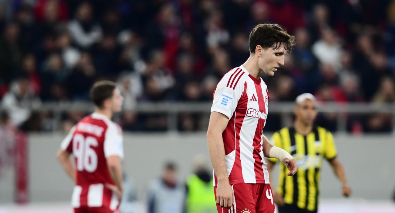 Ο Παναγιώτης Ρέτσος απογοητευμένος κατά την διάρκεια του αγώνα με την ΑΕΚ / Πηγή: Eurokinissi