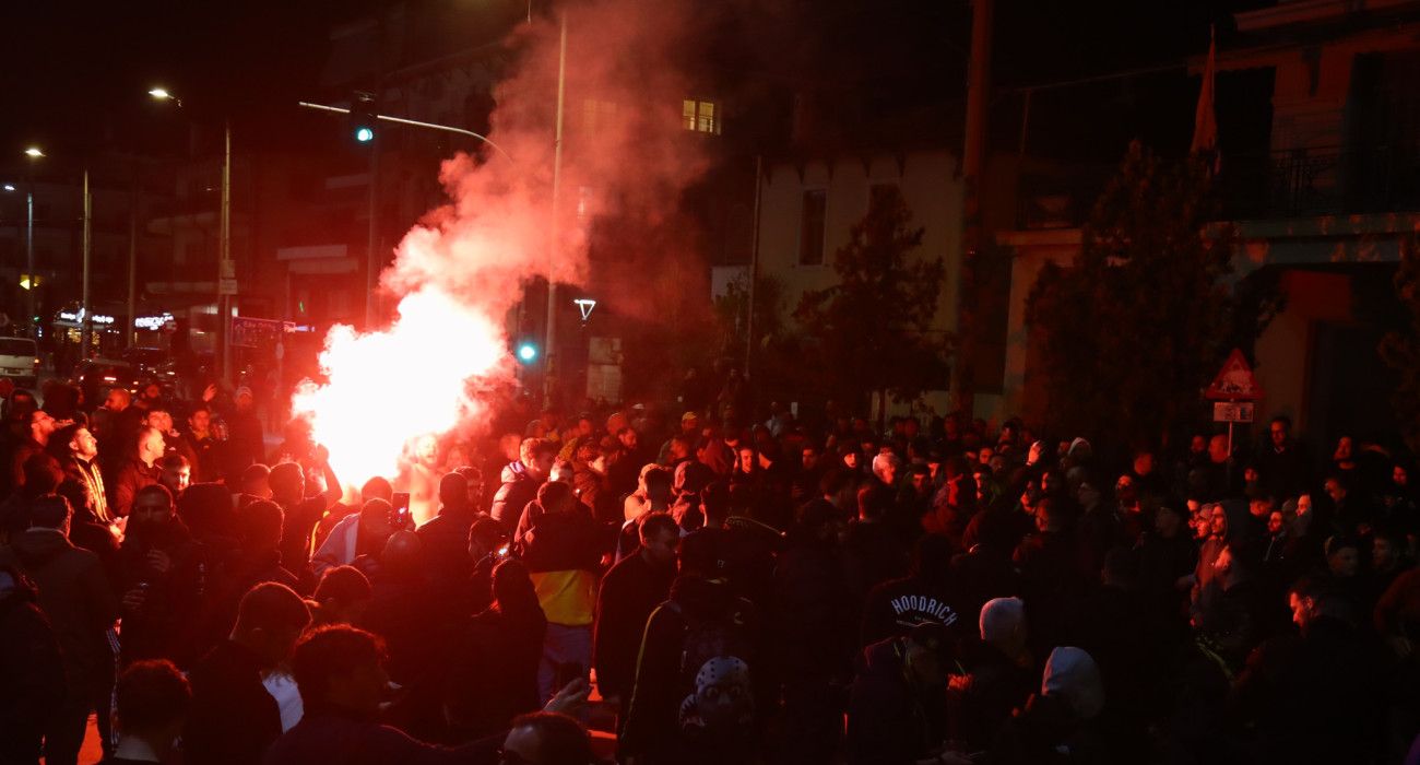 Ο κόσμος της ΑΕΚ πανηγυρίζει στη Νέα Φιλαδέλφεια τη νίκη επί του Ολυμπιακού / Πηγή: Eurokinissi