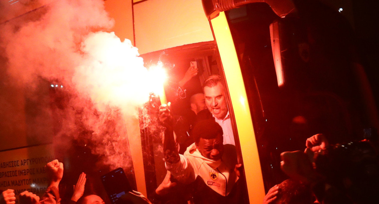 Ο Αμπουμπακαρί Κοϊτά με καπνογόνο / Πηγή: Eurokinissi