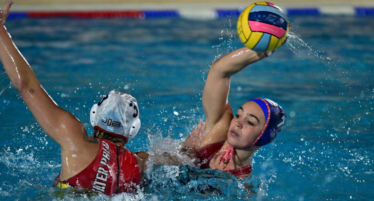 Η Χριστίνα Σιούτη του Ολυμπιακού σουτάρει απέναντι στην Ηλιούπολη / Πηγή: Eurokinissi