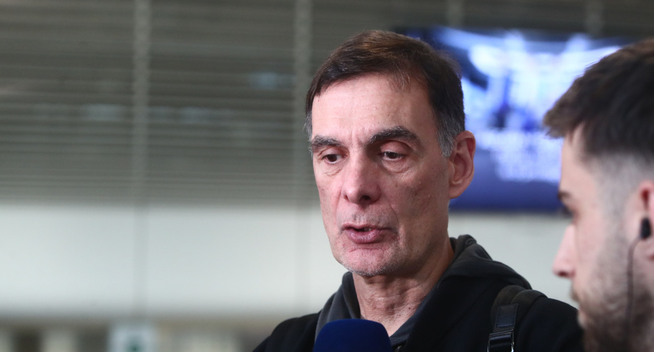 Ο Γιώργος Μπαρτζώκας στην αναχώρηση του Ολυμπιακού για το παιχνίδι με την Χάποελ Τελ Αβίβ / πηγή: eurokinissi