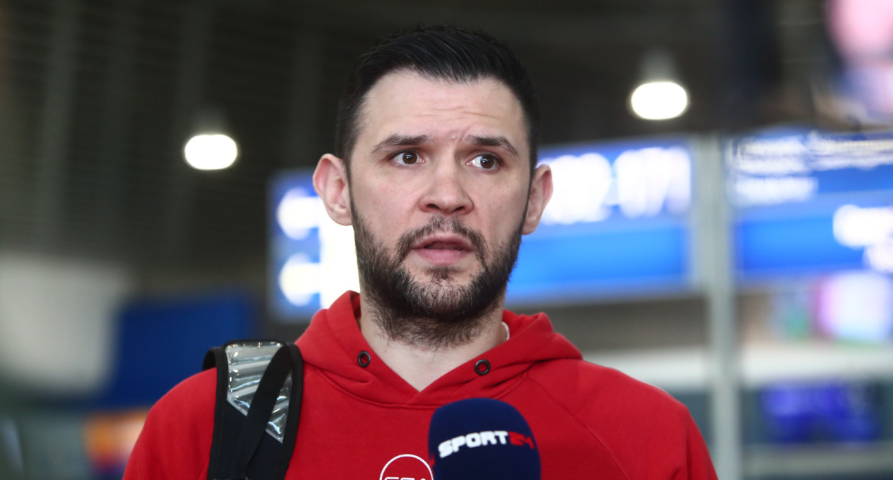 Ο Κώστας Παπανικολάου στην αναχώρηση του Ολυμπιακού για το παιχνίδι με την Χάποελ Τελ Αβίβ / πηγή: eurokinissi