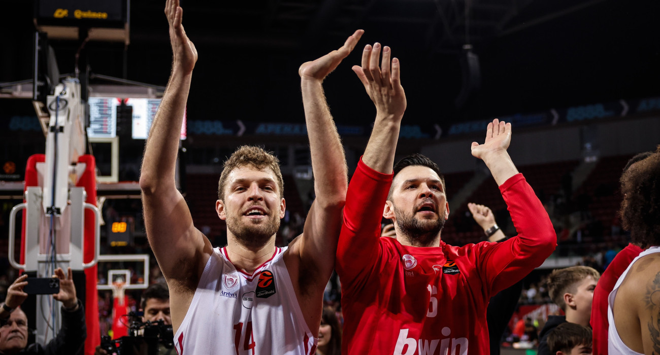 Σάσα Βεζένκοβ και Κώστας Παπανικολάου πανηγυρίζουν στη Σόφια -Πηγή: Eurokinissi