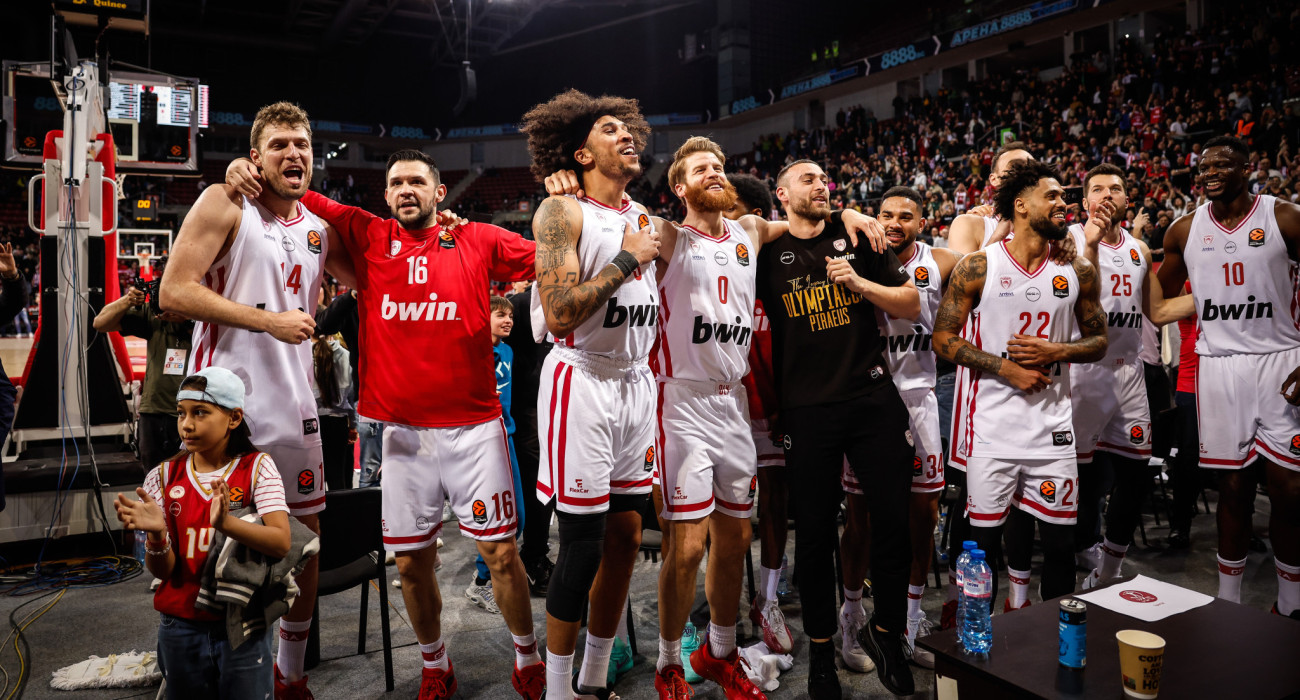 Μια αγκαλιά οι παίκτες του Ολυμπιακού πανηγύρισαν με τον κόσμο τους τη νίκη επί της Χάποελ / Πηγή: Eurokinissi