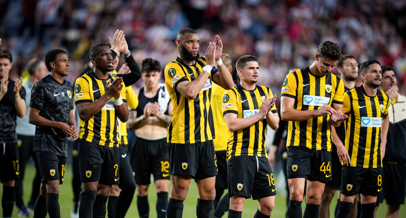 Απογοητευμένοι οι παίκτες της ΑΕΚ μετά την ήττα από τη Ράγιο Βαγιεκάνο / Πηγή: Eurokinissi