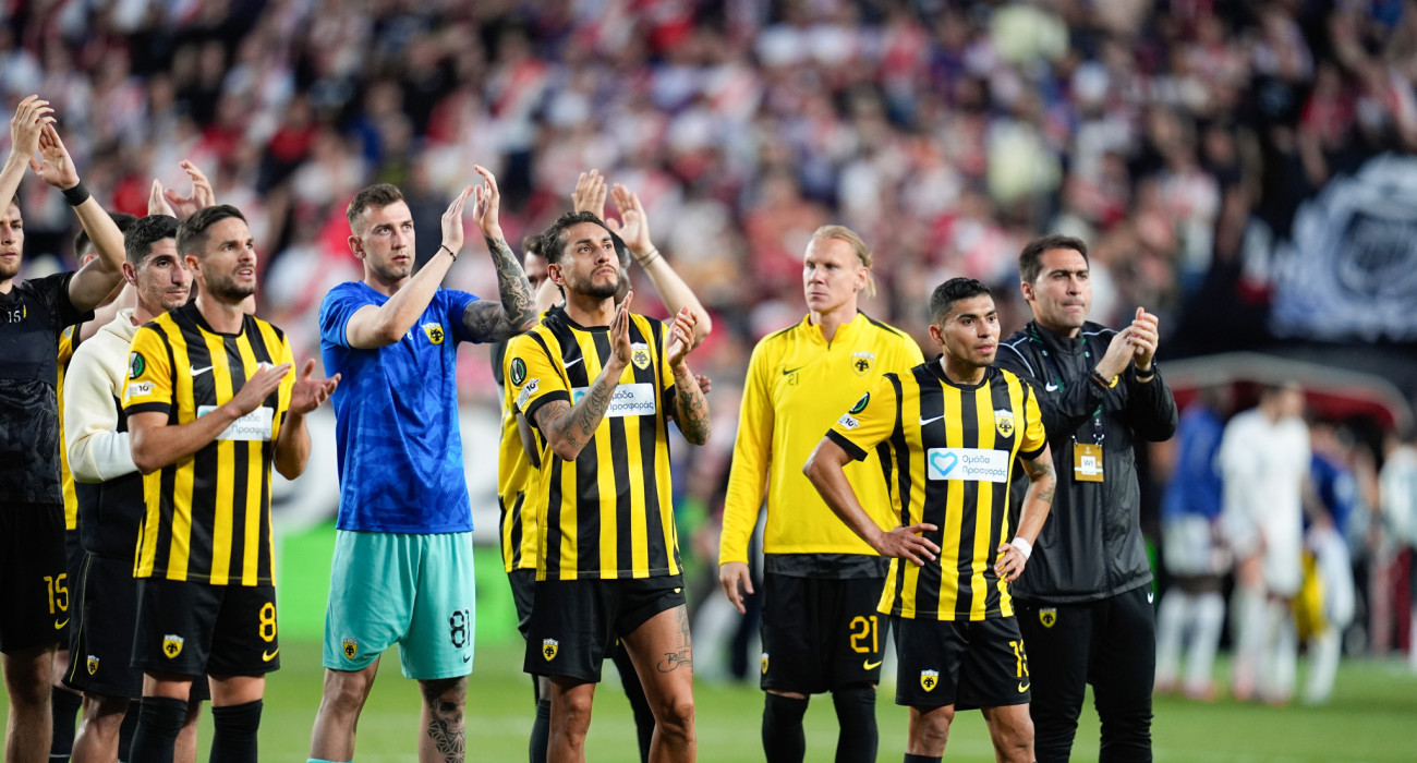 Απογοητευμένοι οι παίκτες της ΑΕΚ μετά την ήττα από τη Ράγιο Βαγιεκάνο / Πηγή: Intime