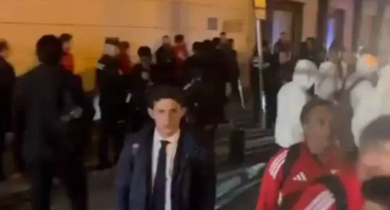 Η στιγμή της επίθεσης στους παίκτες της Σεβίλλης / Screenshot