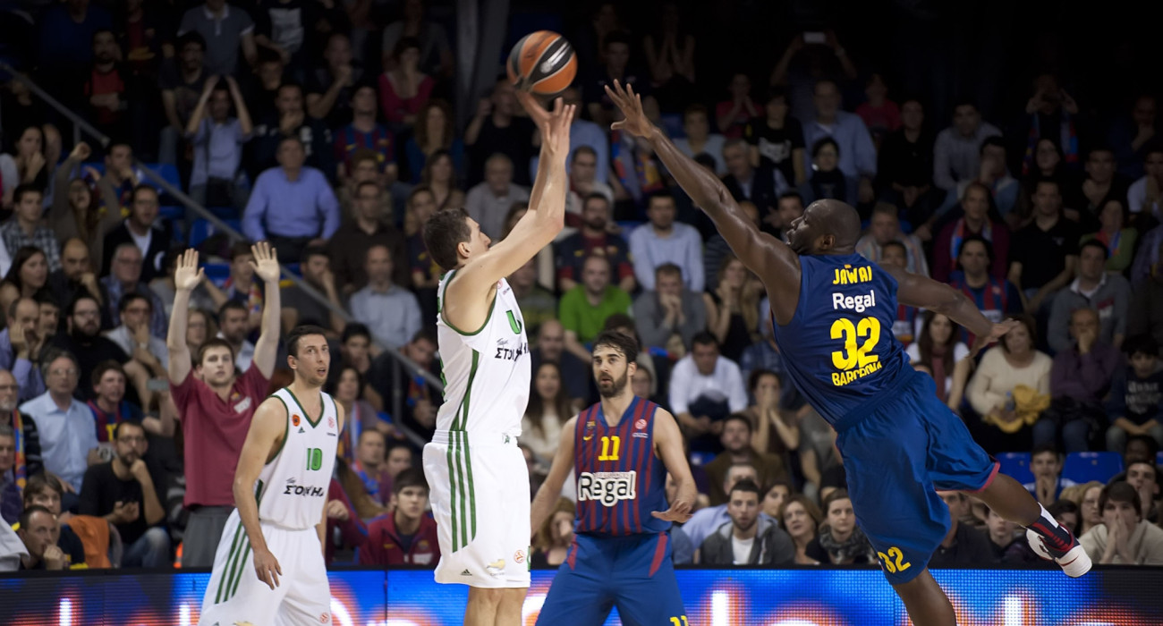 Ο Δημήτρης Διαμαντίδης σηκώνεται μπροστά στον Νέιτ Τζαουάι και δίνει τη νίκη στους «πράσινους» με απίθανο τρίποντο στο Palau / Πηγή: INTIME