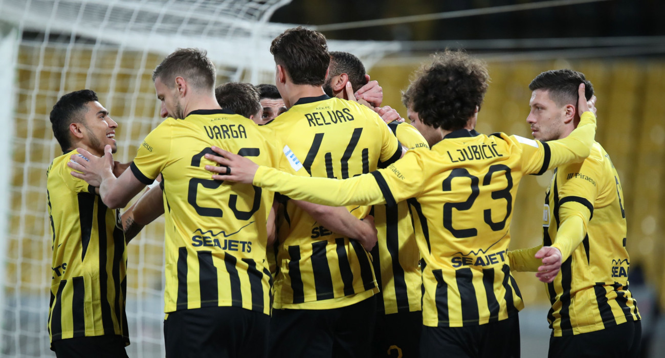 Οι ποδοσφαιριστές της ΑΕΚ πανηγυρίζουν τη νίκη επί του Λεβαδειακού / Πηγή: Intime