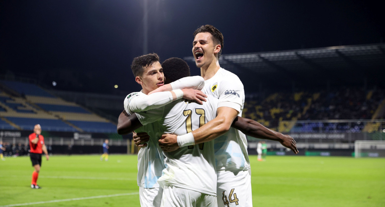 Οι ποδοσφαιριστές της ΑΕΚ πανηγυρίζουν την εκτός έδρας νίκη επί της Τσέλιε / Πηγή: Intime