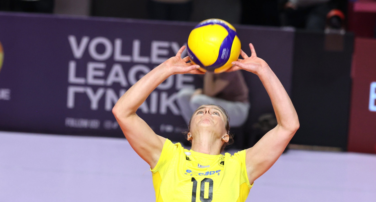 Στιγμή όπου η Βάλκοβα κάνει πάσα στον αγώνα της ΑΕΚ / Πηγή: Intime