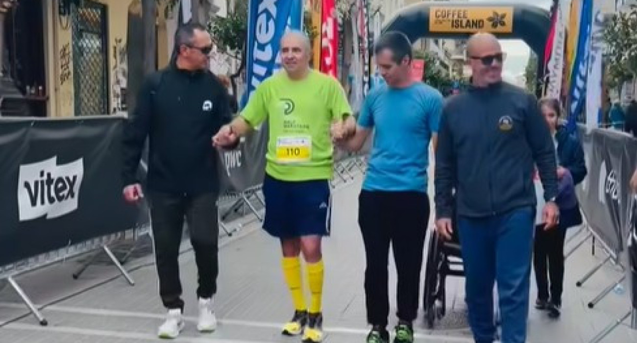 Η στιγμή που τερματίζει ο Κυριάκος Γκόβας στον Ημιμαραθώνιο της Πάτρας / Screenshot