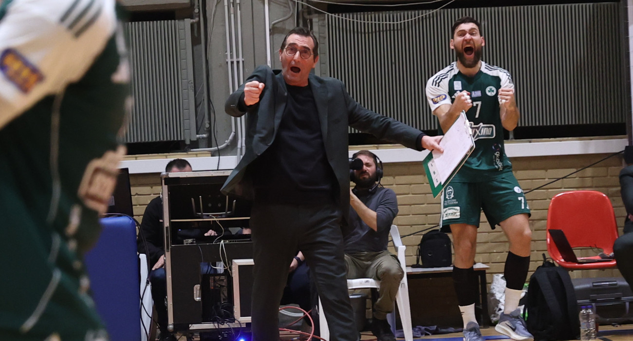 Ο προπονητής του Παναθηναϊκού, Δημήτρης Ανδρεόπουλος, πανηγυρίζει στον τρίτο ημιτελικό του Παναθηναϊκού με τον Ολυμπιακό / Πηγή: Intime