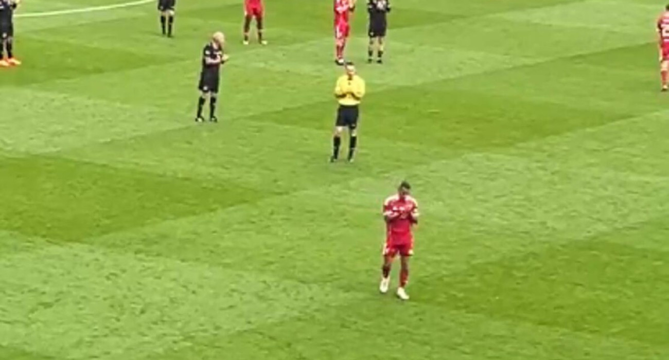 Ο Τιάγκο ξεσπάει σε κλάματα στο γήπεδο για τον Ντιόγκο Ζότα /. Screenshot