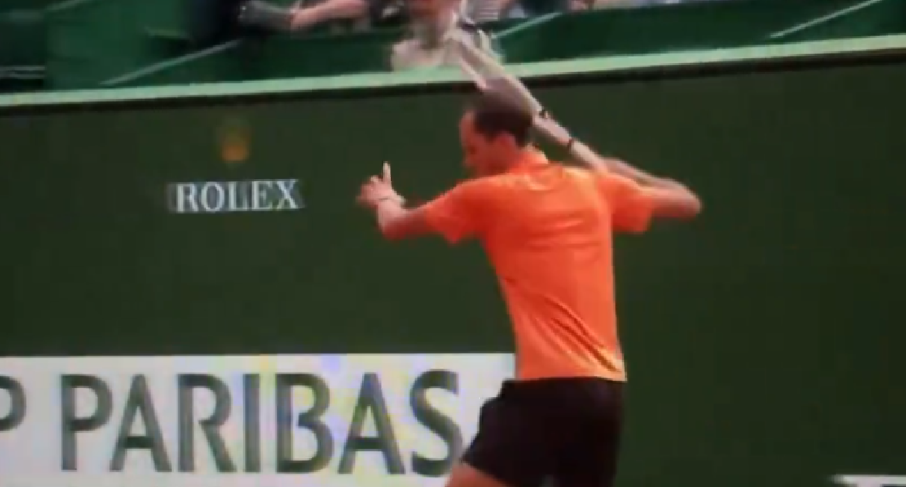 Ο Ντανιίλ Μεντβέντεφ χτυπά τη ρακέτα του στο πάτωμα / Screenshot