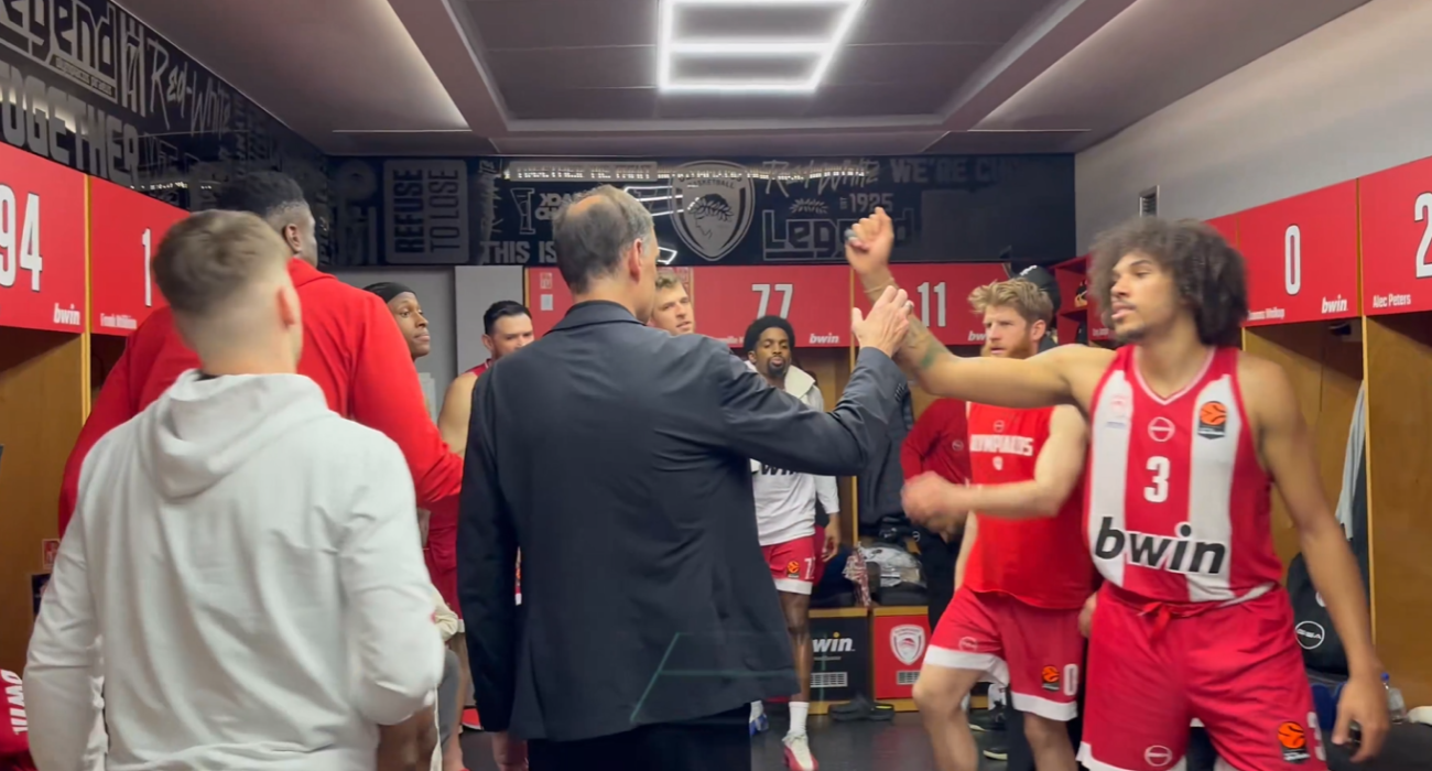 Ο Γιώργος Μπαρτζώκας στα αποδυτήρια του Ολυμπιακού/printscreen