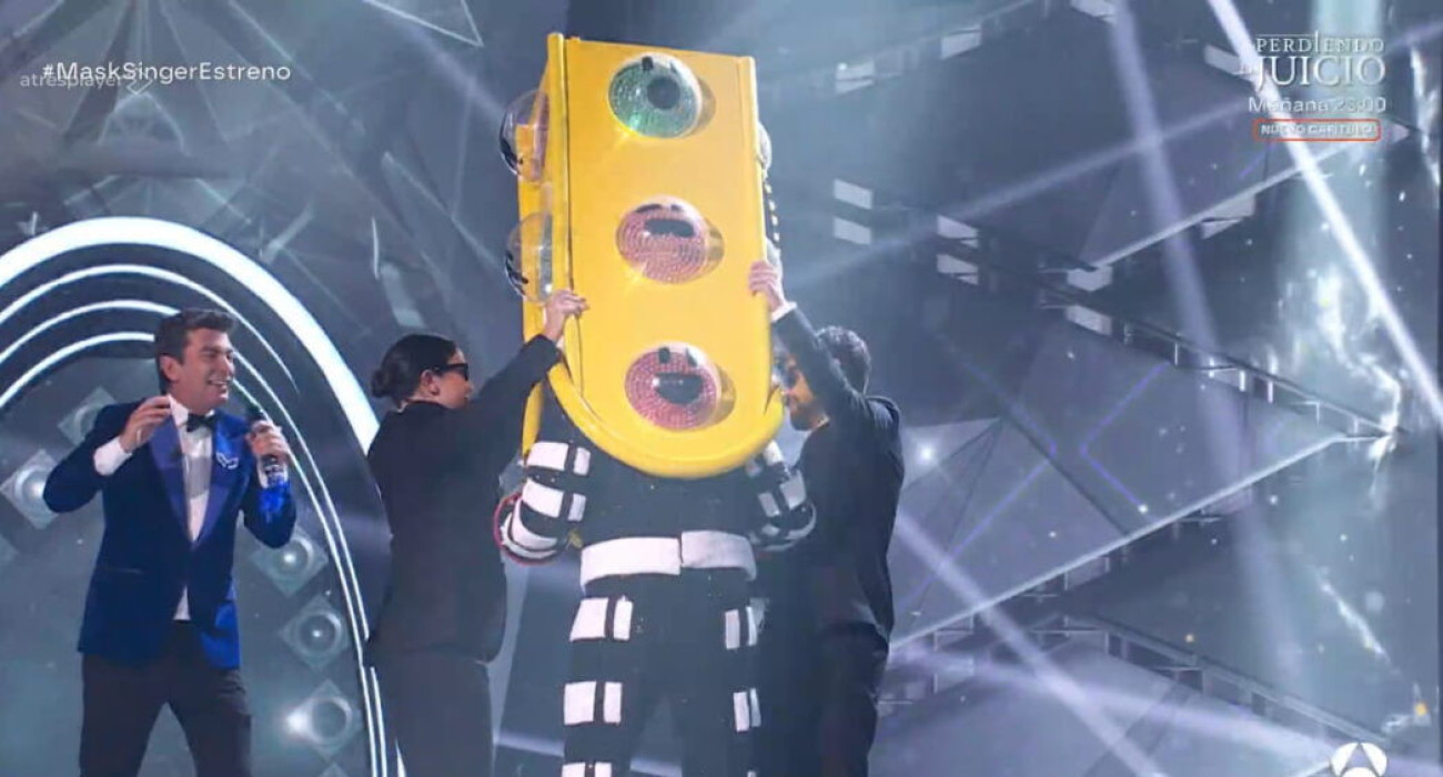 Ο παλαίμαχος ποδοσφαιριστής ντυμένος φανάρι / Screenshot