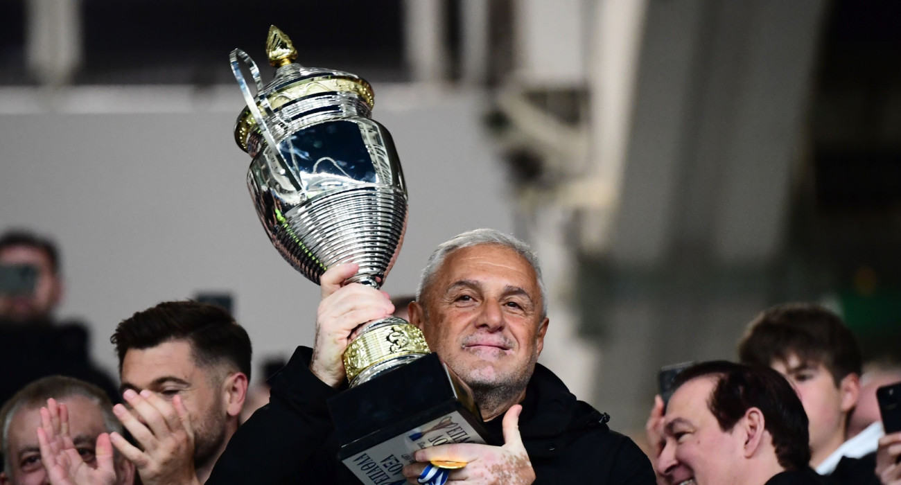 Ο Αλέκος Βοσνιάδης αποθεώθηκε από τους οπαδούς και δήλωσε ότι από τον Μάιο ο καθένας θα πάρει τον δρόμο του / Πηγή: Eurokinissi