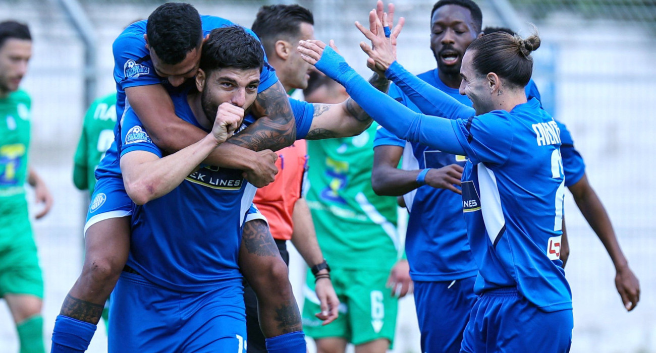 Ο Αντώνης Καπνίδης πανηγυρίζει με τους συμπαίκτες του τα γκολ των Χανίων απέναντι στον Παναργειακό / Πηγή: Intime