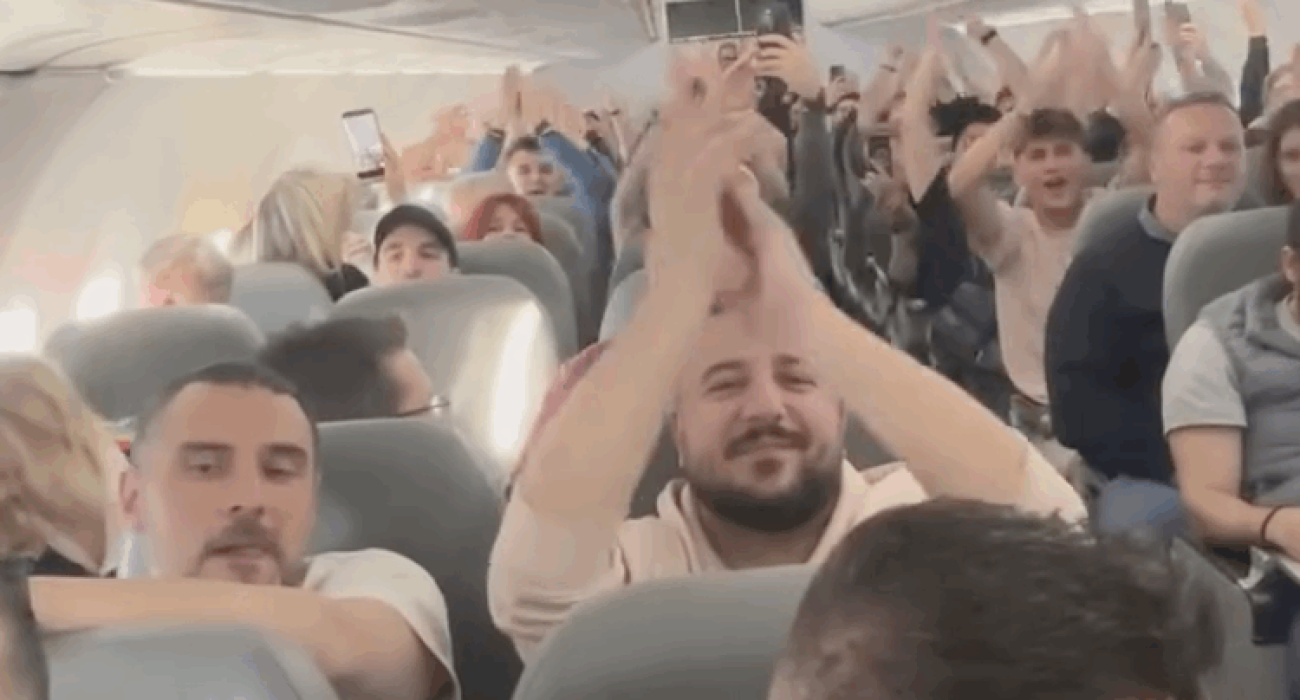 Συνθήματα στο τσάρτερ της αποστολής της ΑΕΚ / Screenshot