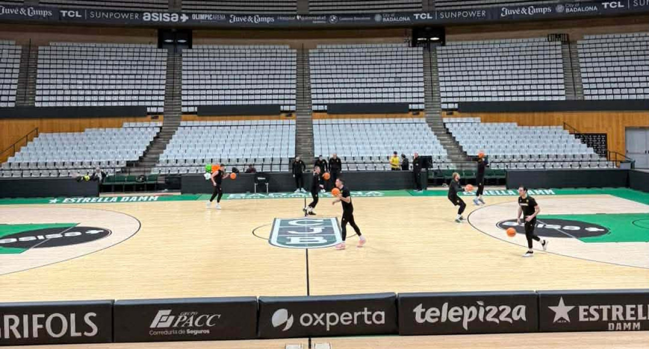 Η ομάδα της ΑΕΚ προπονείται στο Την ώρα που οι Καταλανοί φοβούνται τους... κατασκόπους στη Sunel Arena, η ΑΕΚ έδειξε τη διαφορά που έχει με την ισπανική ομάδα, κάνοντας κανονικά προπόνηση στο Palau Municipal d'Esports