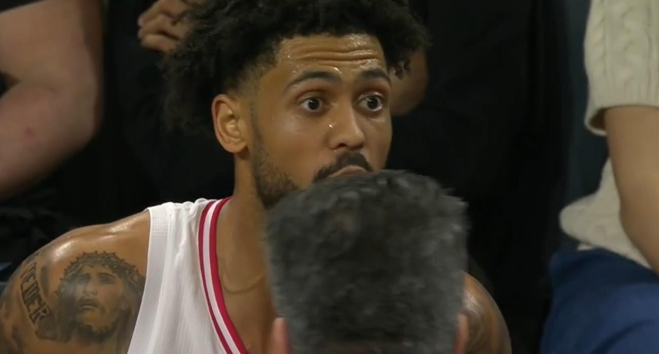 Εκνευρισμένος ο Τάιλερ Ντόρσεϊ στον πάγκο του Ολυμπιακού