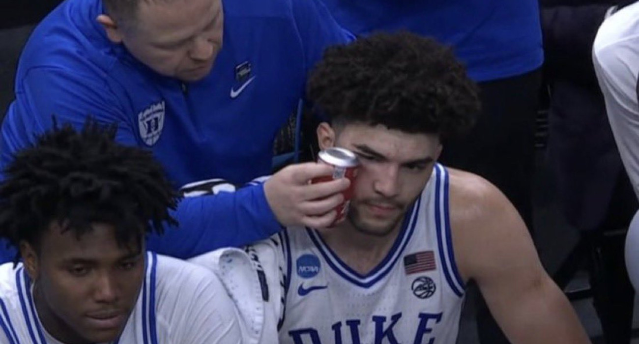 Το Ντιούκ περιθάλπτει τον αθλητή του... ορθώς