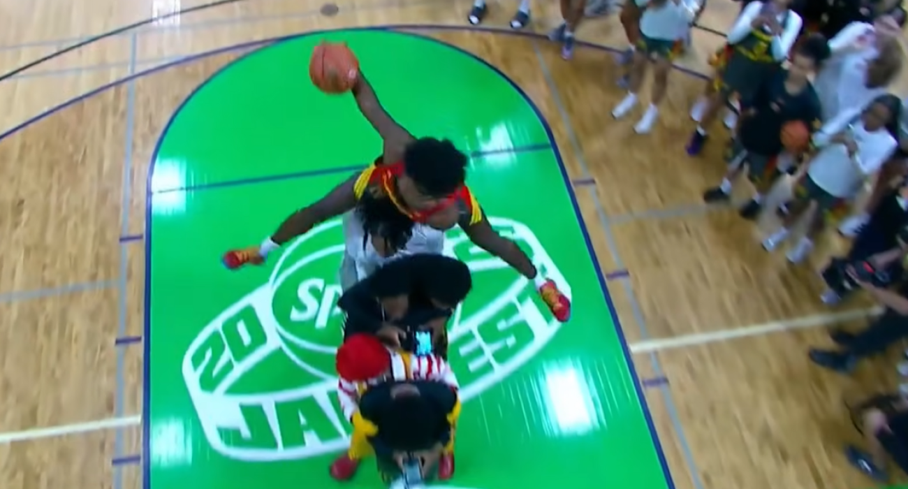 Ο Τζάκσον Ρίτσαρντσον αψηφά τους νόμους της βαρύτητας και καρφώνει πάνω από πέντε άτομα / PrintScreen