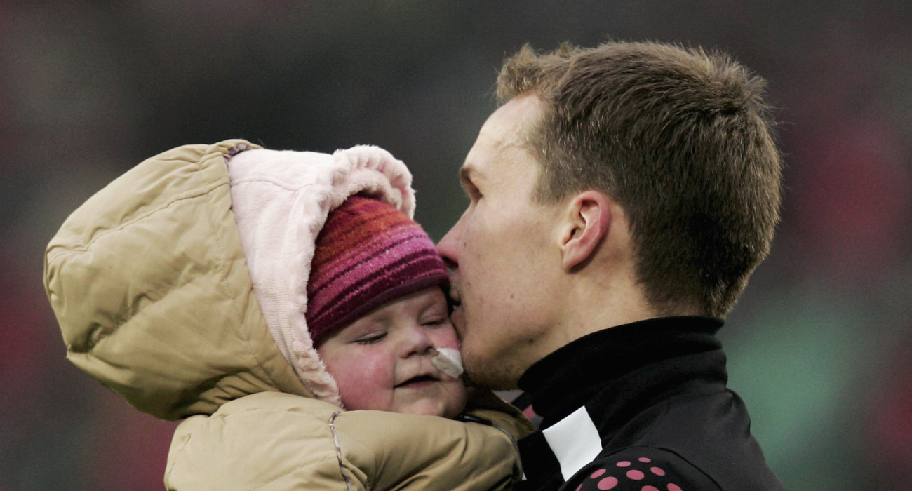 Ο Ρόμπερτ Ένκε με την πρώτη κόρη του, που πέθανε λόγω προβλήματος στην καρδιά/Πηγή: Getty Images