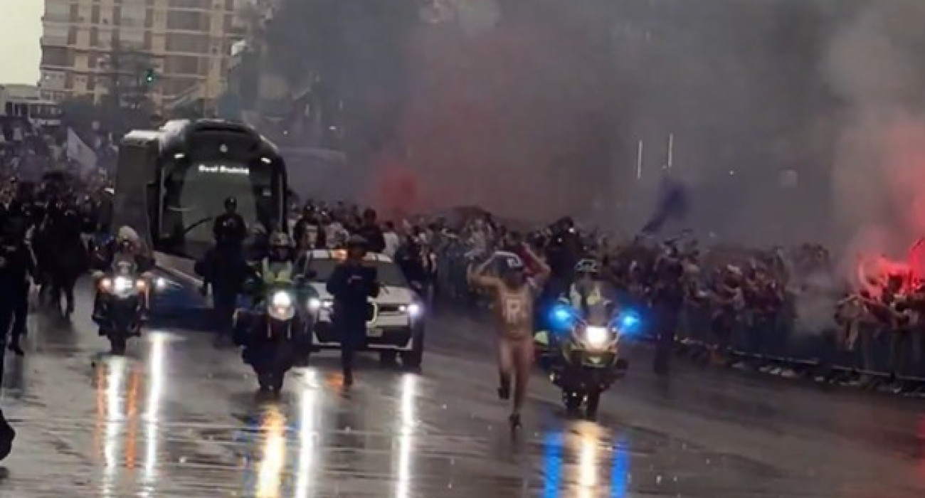 Γυμνός άνδρας τρέχει μπροστά από το πούλμαν της Ρεάλ Μαδρίτης / Screenshot