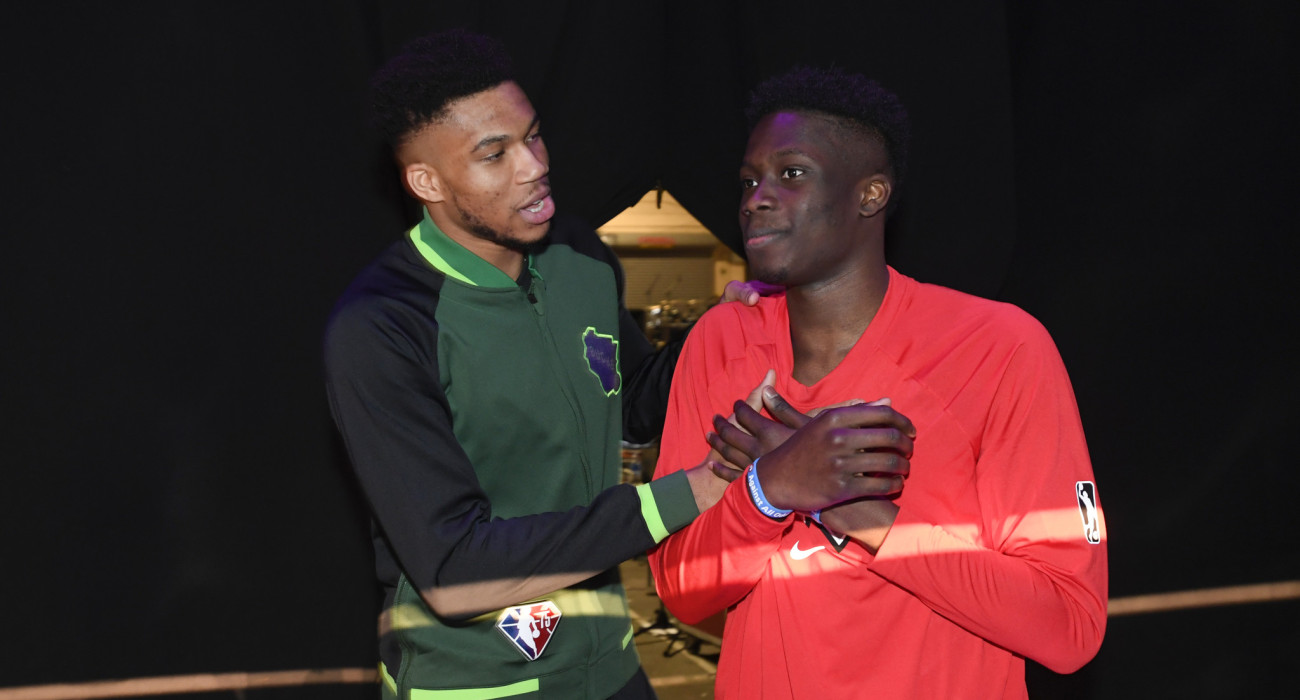 Ο Γιάννης κι ο Άλεξ Αντετοκούνμπο μαζί στο Μιλγουόκι / Photo by Juan Ocampo/NBAE via Getty Images