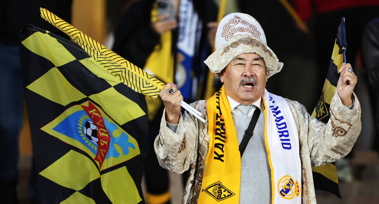 Περίφανος φίλαθλος της Καϊράτ τη μέρα που το Αλμάτι φιλοξένησε την Ρεάλ Μαδρίτης / Πηγή: Neville Hopwood - UEFA / UEFA via Getty Images