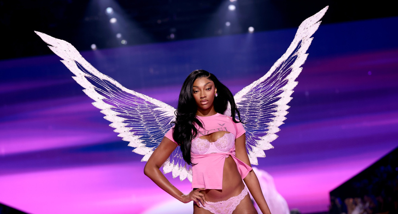 Η Έντζελ Ρις στο Fashion Show της Victoria's Secter τον Οκτ΄ώβριο του 2025 / Πηγή: Dimitrios Kambouris / Getty Images