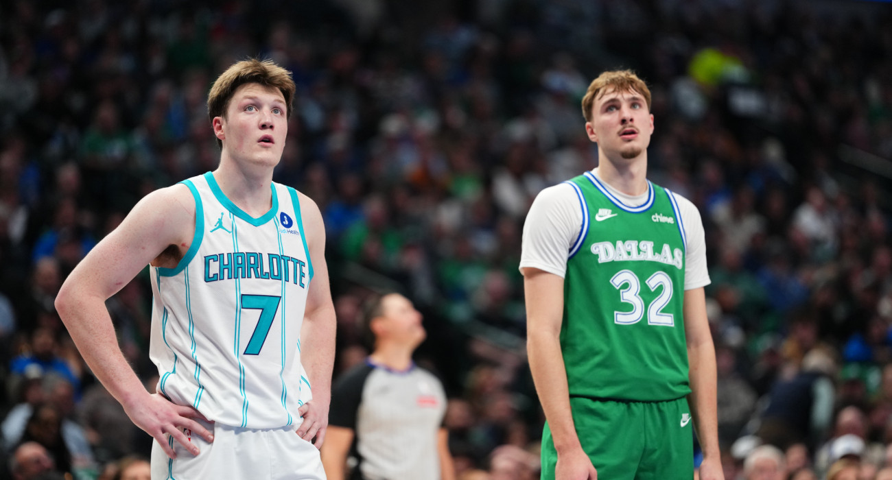 Κούπερ Φλαγκ και Κον Κνόπελ με το βλέμμα στο βραβείο του πιο εντυπωσιακού πρωτοεμφανιζόμενου παίκτη στα παρκέ του NBA / Photo by Cooper Neill/NBAE via Getty Images