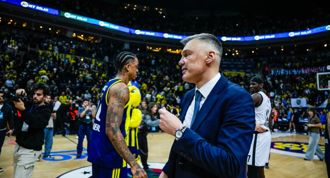 Ο φακός ακολουθεί τον Σάρας με το φαντεζί ρολόι και το ατσαλάκωτο κοστούμι / Photo by Yagiz Gurtug/NurPhoto via Getty Images