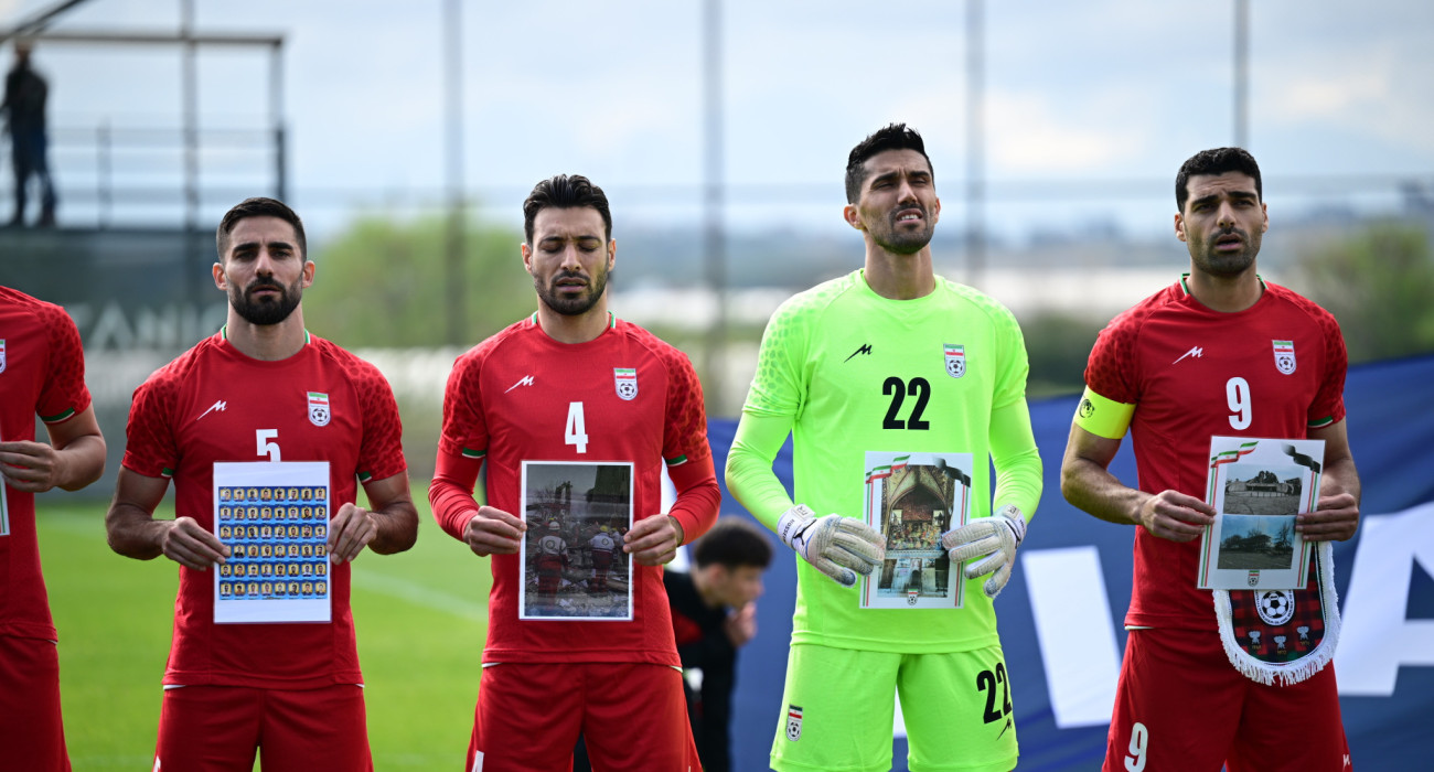 Παρατεραγμένοι οι διεθνείς ποδοσφαιριστές του Ιράν δεν κρατούν φωτογραφίες με τα θύματα και στιγμιότυπα από την εγκληματική επίθεση της πρώτης μέρας του πολέμου / Πηγή: Orhan Cicek / Anadolu via Getty Images