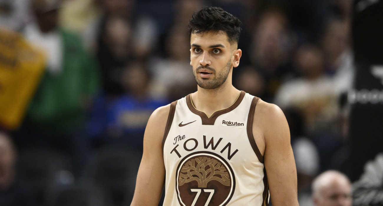 Ο Ομέρ Γιουρτσεβέν με τη φανέλα των Γουόριορς / Πηγή: Eakin Howard/Getty Images