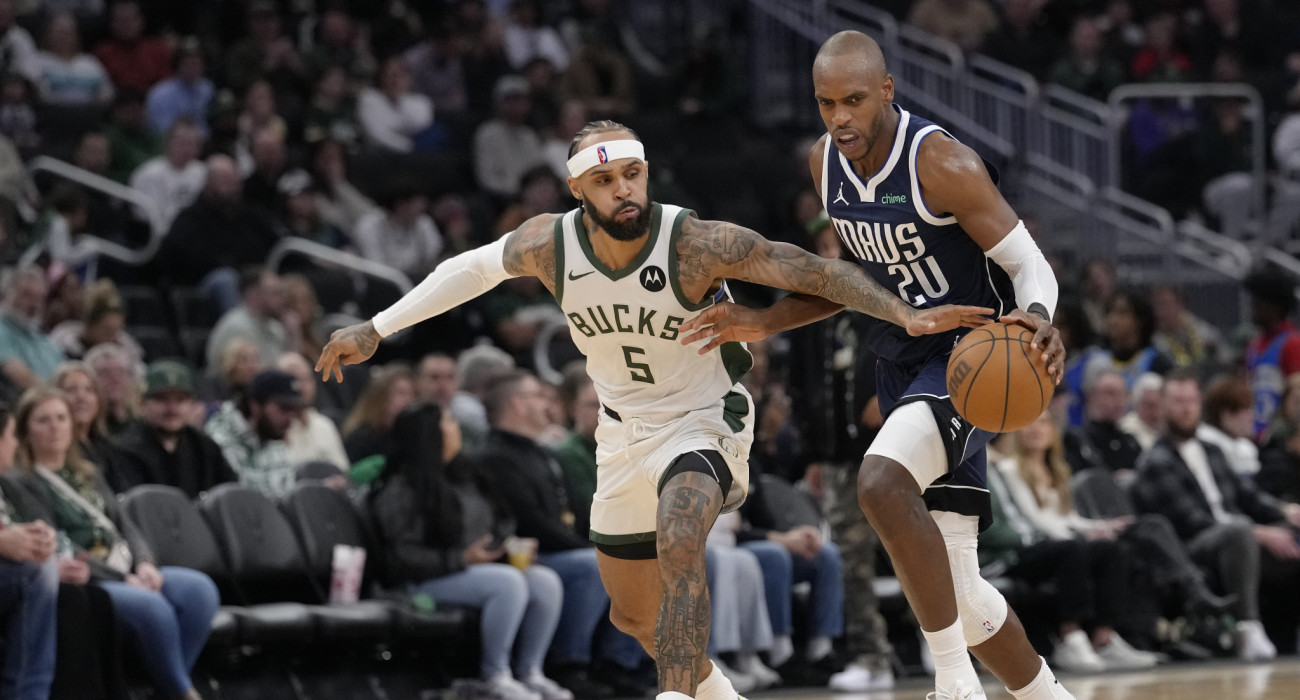 Ο Κρις Μίντλετον σε μία προσπάθεια απέναντι στον Γκάρι Τρεντ στο ματς των Μιλγουόκι Μπακς κόντρα στους Ντάλας Μάβερικς/Photo by Patrick McDermott/Getty Images