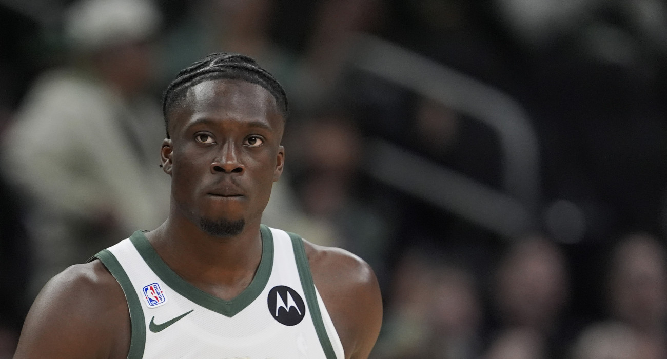 Ο Άλεξ Αντετοκούνμπο έκανε ντεμπούτο στο NBA στον αγώνα των Μπακς με τους Μάβερικς/Photo by Patrick McDermott/Getty Images