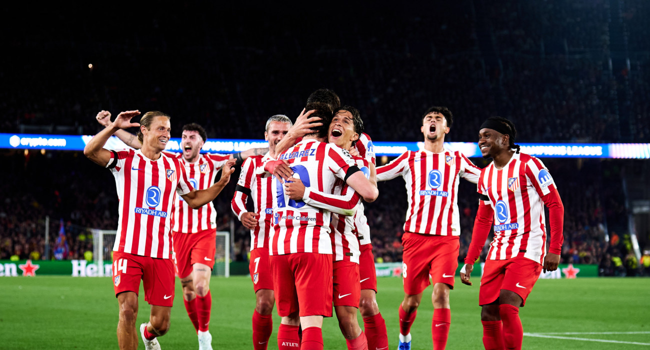 Ο σκόρερ Άλβαρες στην αγκαλιά των συμπαικτών του λίγο μετά το 0-1 της Ατλέτικο στην έδρα της Μπαρτσελόνα / Πηγή: Pablo Rodriguez / Getty Images