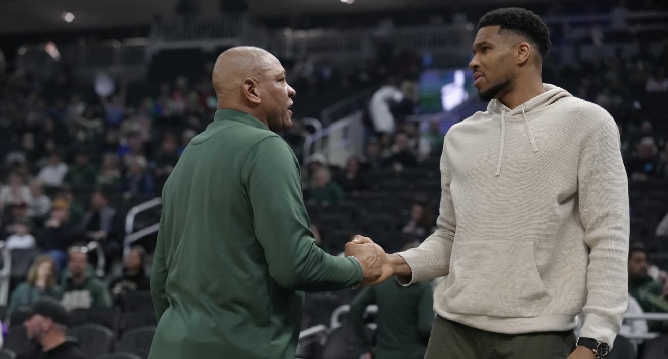 Ο Ντοκ Ρίβερς με τον Γιάννη Αντετοκούνμπο στο ματς των Μπακς με τους Νετς/Photo by Patrick McDermott/Getty Images