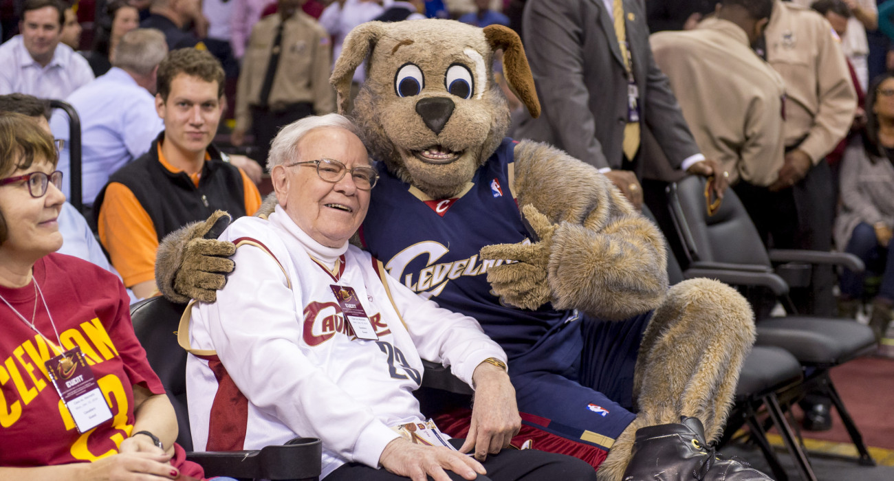 Ο Γουόρεν Μπάφερ παρέα με τον Moon Dog, τη μασκότ της αγαπημένης του ομάδας στο NBA / Πηγή: Jason Miller/Getty Images