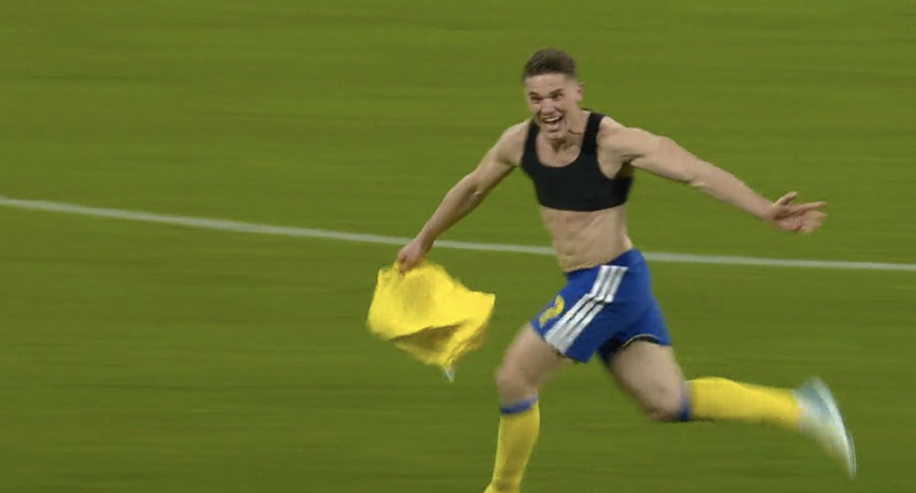 Ο Βίκτορ Γιόκερες πανηγυρίζει έξαλλα το γκολ του που έστειλε την Σουηδία στο Μουντιάλ